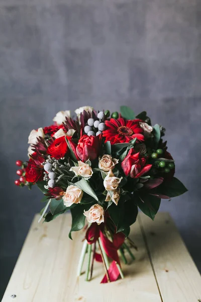 Délicat beau bouquet de fleurs en gros plan — Photo