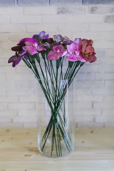 Belo buquê de flores em um vaso — Fotografia de Stock