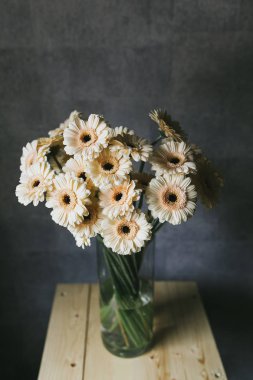 Vazoda güzel bir buket çiçek.