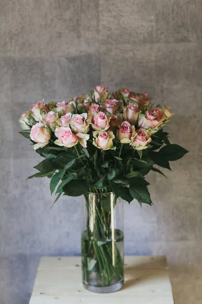 Beau bouquet de fleurs dans un vase — Photo