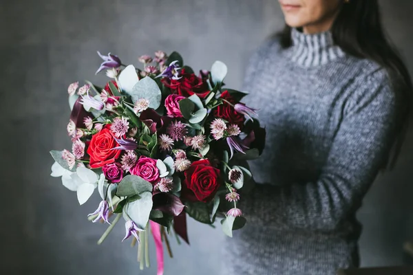 Beau bouquet de fleurs entre les mains d'une femme — Photo