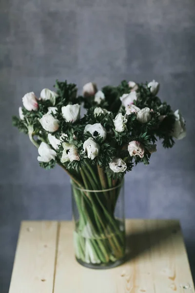 Gyönyörű csokor virág egy vázában — Stock Fotó