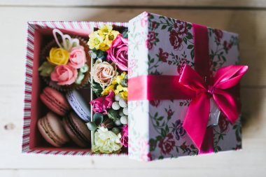 Hediye kutusunda çok renkli el yapımı makarnalar