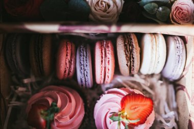 El yapımı çok renkli makarnalar ve marshmallow yakın çekim