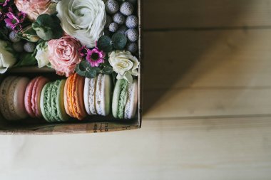 Hediye kutusunda çok renkli el yapımı makarnalar