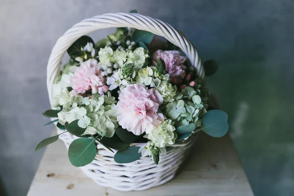Beau bouquet de fleurs dans un panier — Photo