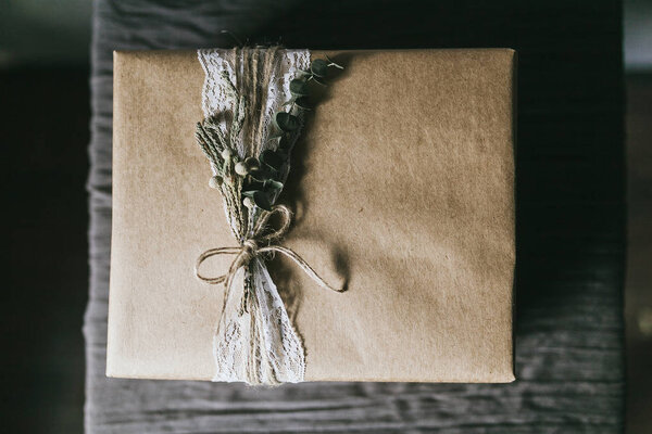 Подарочная коробка ручной работы с кружевной лентой
