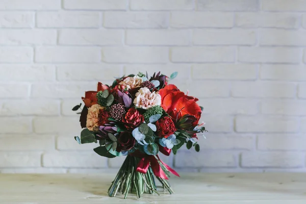 Délicat beau bouquet de fleurs en gros plan — Photo