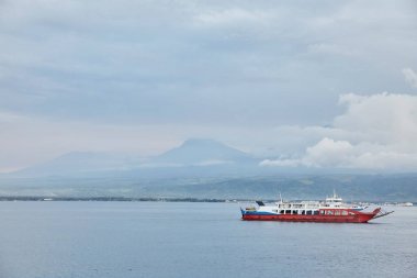 Bali Boğazı'nda gemi. Bali ve Java adaları arasında