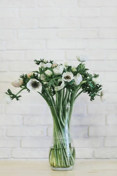 Belo buquê de flores em um vaso — Fotografia de Stock