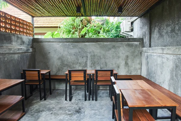 Το εσωτερικό του καφέ στο μινιμαλισμό. Μπαλί, Ινδονησία — Φωτογραφία Αρχείου