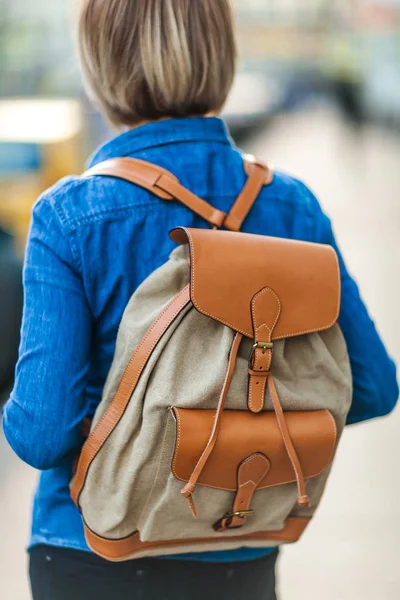 Девушка с рюкзаком на спине — стоковое фото
