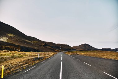 İzlanda 'nın inanılmaz manzaralarında güzel bir yol.