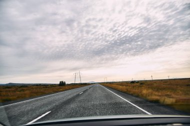 İzlanda 'nın inanılmaz manzaralarında güzel bir yol.