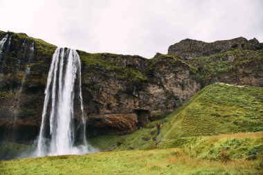Güneşli bir günde İzlanda Fantastik Seljalandsfoss şelale.