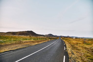 İzlanda 'nın inanılmaz manzaralarında güzel bir yol.