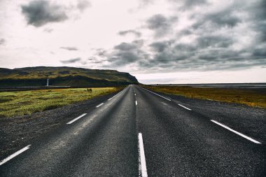 İzlanda 'nın inanılmaz manzaralarında güzel bir yol.