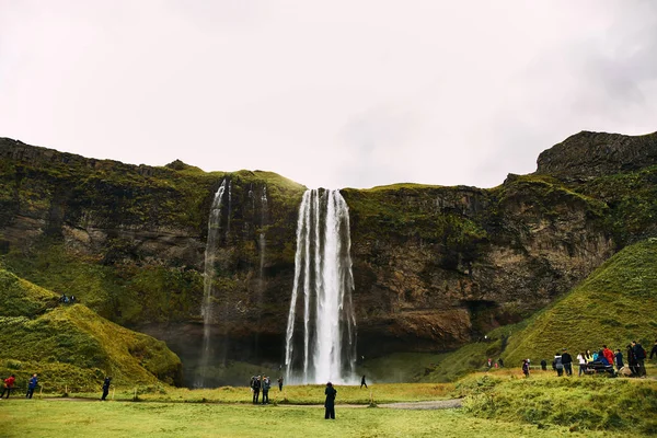 Fantasztikus Seljalandsfoss vízesés Izlandon napsütéses napon. — Stock Fotó