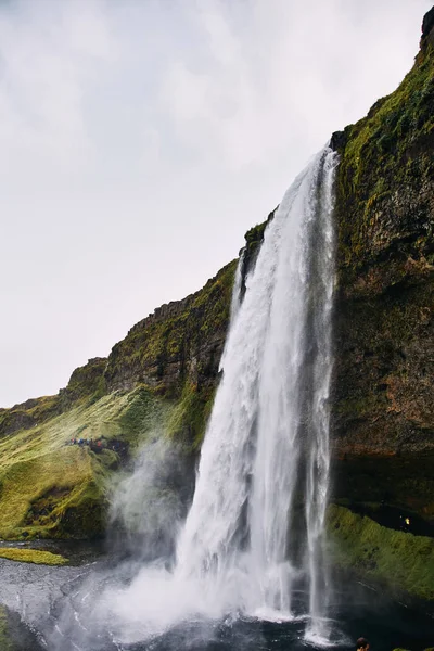 Fantasztikus Seljalandsfoss vízesés Izlandon napsütéses napon. — Stock Fotó