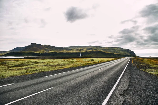 Hermoso camino en los increíbles paisajes de Islandia — Foto de Stock