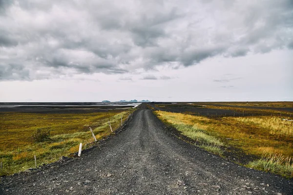 Hermoso camino en los increíbles paisajes de Islandia — Foto de Stock