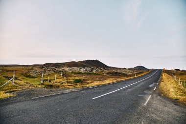 İzlanda 'nın inanılmaz manzaralarında güzel bir yol.