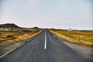 İzlanda 'nın inanılmaz manzaralarında güzel bir yol.