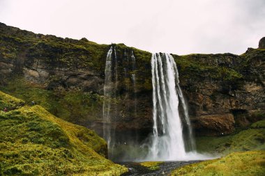 Güneşli bir günde İzlanda Fantastik Seljalandsfoss şelale.