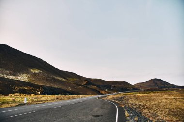 İzlanda 'nın inanılmaz manzaralarında güzel bir yol.