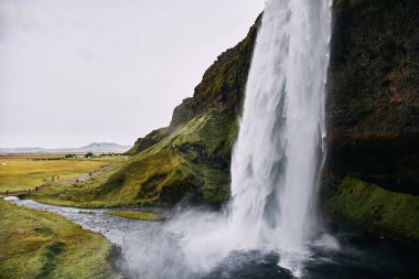 Güneşli bir günde İzlanda Fantastik Seljalandsfoss şelale.