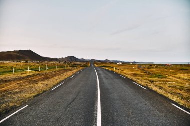 İzlanda 'nın inanılmaz manzaralarında güzel bir yol.