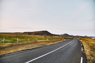 İzlanda 'nın inanılmaz manzaralarında güzel bir yol.