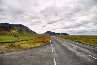 İzlanda 'nın inanılmaz manzaralarında güzel bir yol.