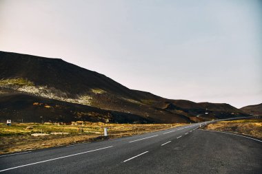 Güneşli bir günde İzlanda Fantastik Seljalandsfoss şelale.