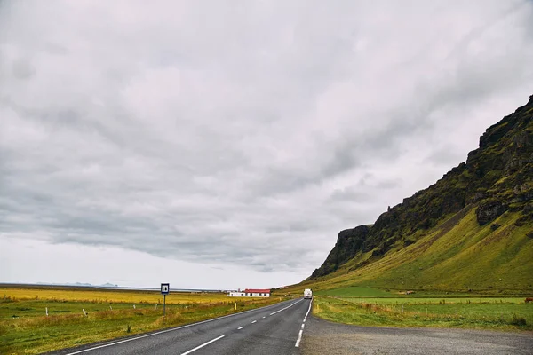 Fantastischer Seljalandsfoss Wasserfall in Island bei sonnigem Wetter. — Stockfoto