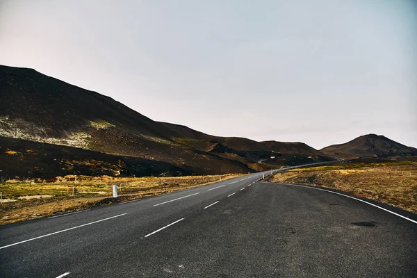 Schöne Straße in der unglaublichen Landschaft Islands — Stockfoto