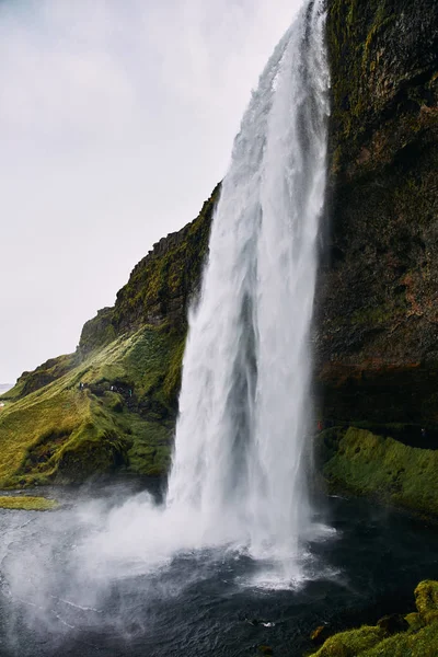 Fantastiska Seljalandsfoss vattenfall på Island under soliga dagar. — Stockfoto