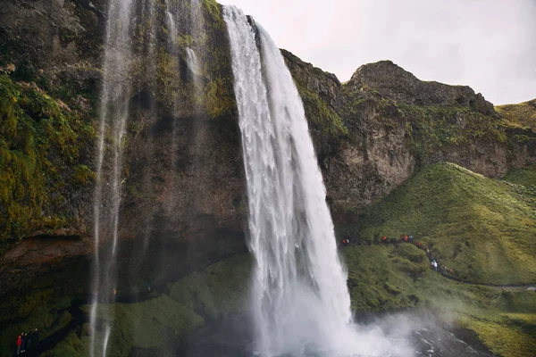 Fantastiska Seljalandsfoss vattenfall på Island under soliga dagar. — Stockfoto