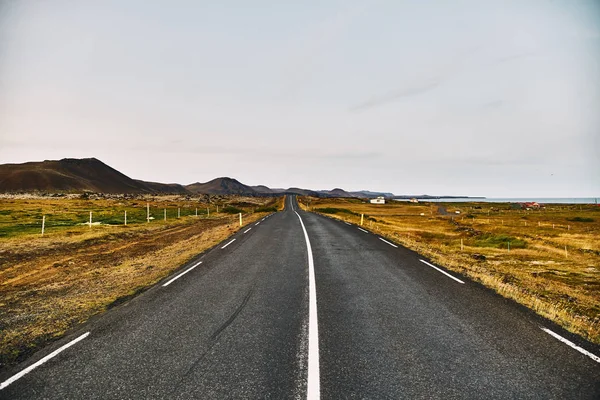İzlanda 'nın inanılmaz manzaralarında güzel bir yol.