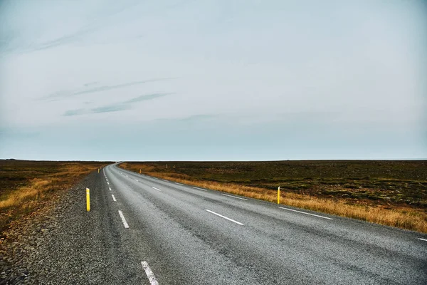 Hermoso camino en los increíbles paisajes de Islandia — Foto de Stock