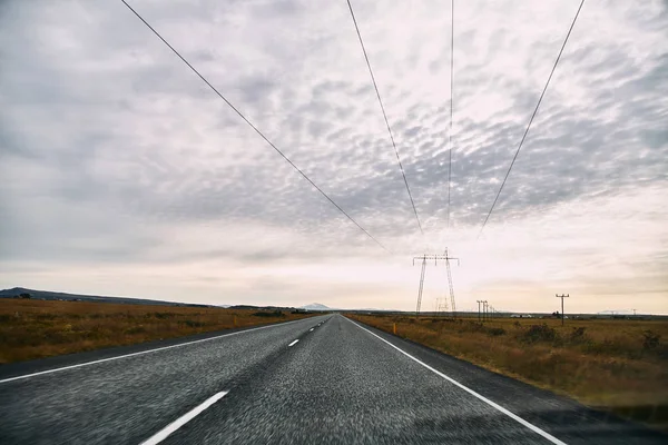 Hermoso camino en los increíbles paisajes de Islandia — Foto de Stock