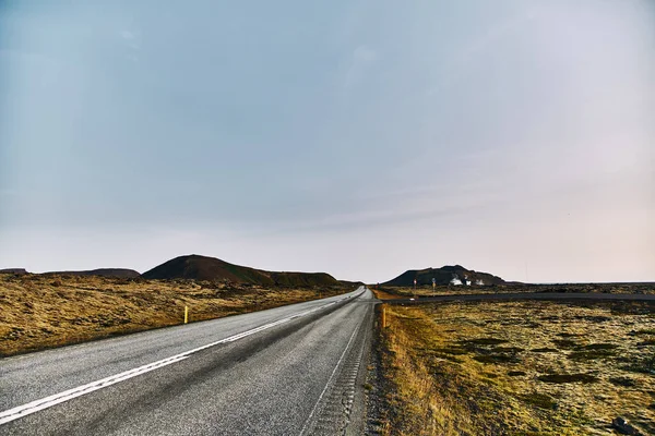 İzlanda 'nın inanılmaz manzaralarında güzel bir yol.