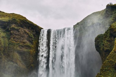 Yaz aylarında İzlanda kırsalgörkemli Skogafoss Şelalesi Güzel sahne. 