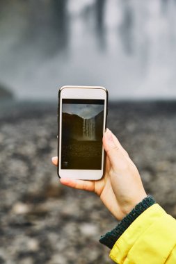 Yaz aylarında İzlanda kırsalgörkemli Skogafoss Şelalesi Güzel sahne. 