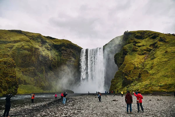 Yaz aylarında İzlanda kırsalgörkemli Skogafoss Şelalesi Güzel sahne. — Stok fotoğraf