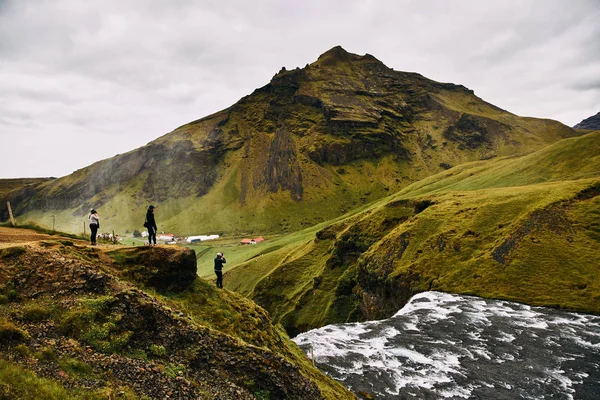 Hermoso paisaje de la majestuosa cascada de Skogafoss en el campo de Islandia en verano . — Foto de Stock