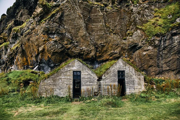 Ruinerna av isländska traditionella hus och lada. — Stockfoto