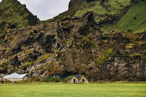 Ruinerna av isländska traditionella hus och lada. — Stockfoto