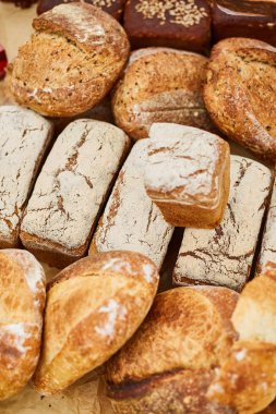 Taze lezzetli kokulu el yapımı ekmek yakın çekim. Ev yapımı pişirme