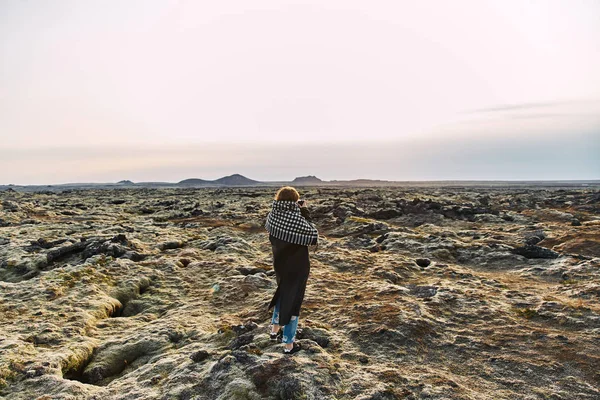 Chica joven toma fotos de paisajes icelandic — Foto de Stock